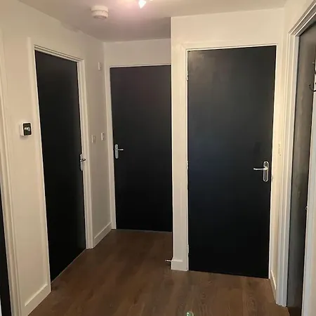 Stunning With Free Parking Apartment